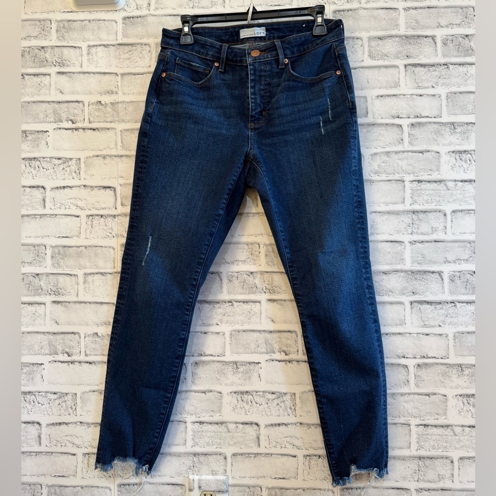 Women’s LOFT Curvy skinny dark wash frayed ankle jeans Size 4/27